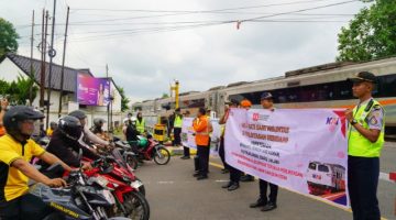 KAI Daop 7 Madiun Gandeng Taruna PPI Sosialisasikan Keselamatan di Perlintasan Sebidang