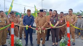 Simbolis pemotongan pita kembang menandai diresmikannya jembatan Klumutan, di Desa Klumutan, Kecamatan Saradan, Kabupaten Madiun, Selasa (27/1/2026). 