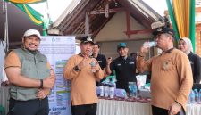 Bupati Madiun Hari Wuryanto (kanan), Wakil Bupati Madiun dr. Purnomo Hadi (tengah) dan Dirut Perundam Tirta Dharma Purabaya Kabupaten Madiun Imansyah Novianto di Bahana Bersahaja Desa Bulakrejo, Rabu (11/2/2026) 