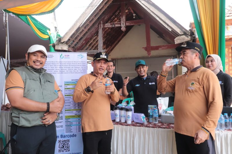 Bupati Madiun Hari Wuryanto (kanan), Wakil Bupati Madiun dr. Purnomo Hadi (tengah) dan Dirut Perundam Tirta Dharma Purabaya Kabupaten Madiun Imansyah Novianto di Bahana Bersahaja Desa Bulakrejo, Rabu (11/2/2026) 