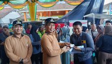 Bupati Madiun Hari Wuryanto dan Wakil Bupati Madiun dr. Purnomo Hadi menyerahkan langsung kepada masyarakat yang mengurus administrasi di stan pelayanan publik dalam Bahana Bersahaja di Desa Bulakrejo, Rabu (11/2/2026) 