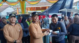 Bupati Madiun Hari Wuryanto dan Wakil Bupati Madiun dr. Purnomo Hadi menyerahkan langsung kepada masyarakat yang mengurus administrasi di stan pelayanan publik dalam Bahana Bersahaja di Desa Bulakrejo, Rabu (11/2/2026) 