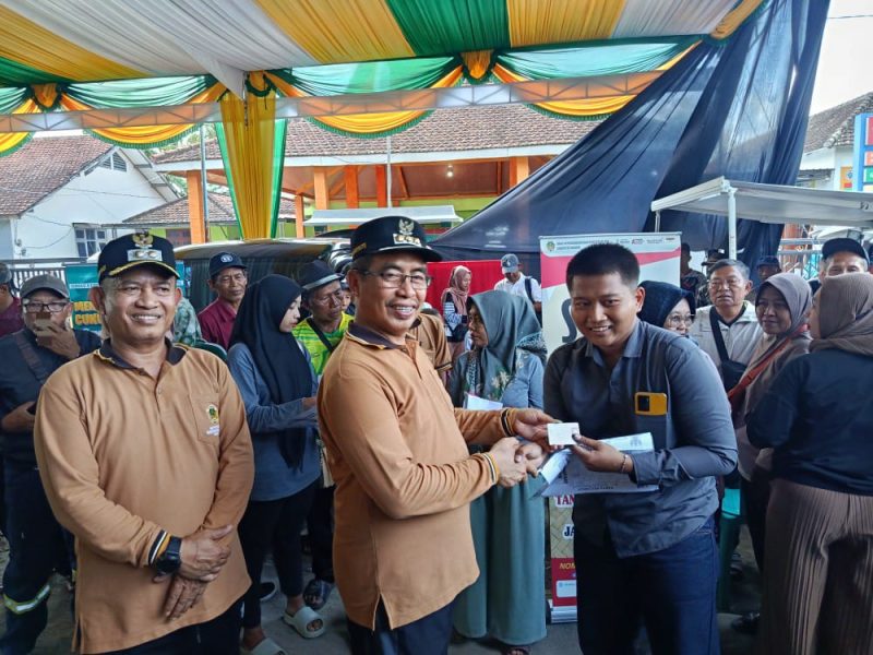 Bupati Madiun Hari Wuryanto dan Wakil Bupati Madiun dr. Purnomo Hadi menyerahkan langsung kepada masyarakat yang mengurus administrasi di stan pelayanan publik dalam Bahana Bersahaja di Desa Bulakrejo, Rabu (11/2/2026) 