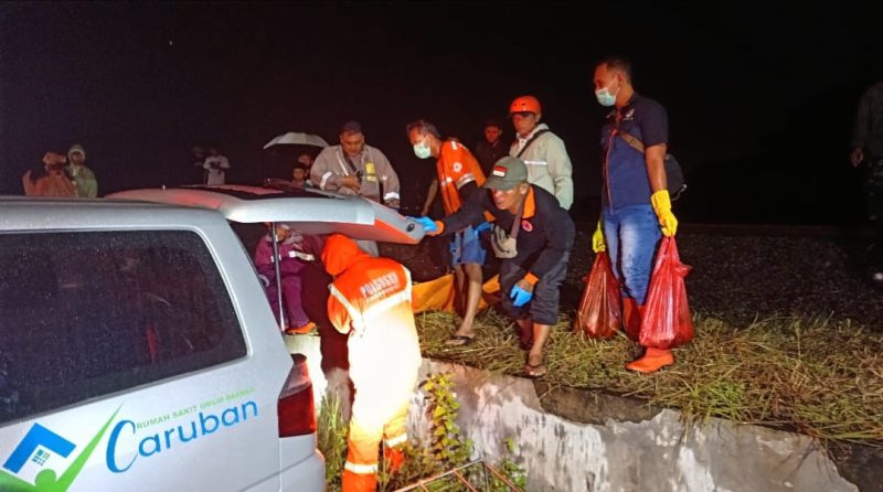 Proses evakuasi jasad korban berlangsung hingga malam hari. Foto : Istimewa