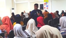 Kepala Dikbud Kabupaten Madiun, Agus Sucipto saat memberikan bimtek kepada guru dan Kepala SD se-Kabupaten Madiun, Jumat (13/2/2026)