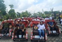 Wakil Ketua YGSN Nanik S. Deyang, Bupati Madiun Hari Wuryanto, Ketua DPRD Kabupaten Madiun Fery Sudarsono dan jajaran Forkopimda menjajal becak listrik bantuan dari Presiden Prabowo Subianto, Minggu (8/2/2026).
