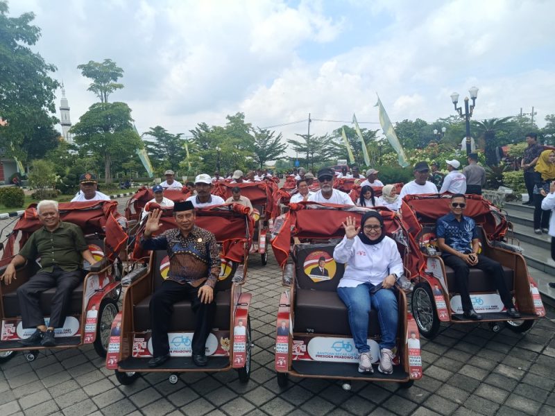 Wakil Ketua YGSN Nanik S. Deyang, Bupati Madiun Hari Wuryanto, Ketua DPRD Kabupaten Madiun Fery Sudarsono dan jajaran Forkopimda menjajal becak listrik bantuan dari Presiden Prabowo Subianto, Minggu (8/2/2026). 