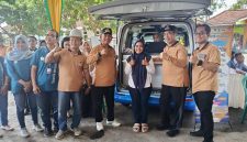 Bupati Madiun Hari Wuryanto dan Wabup Madiun dr. Purnomo Hadi meninjau mobil kas keliling Perumda BPR Bank Daerah Kabupaten Madiun dalam Bahana Bersahaja di Desa Bulakrejo, Kecamatan Balerejo, Rabu (11/2/2026)