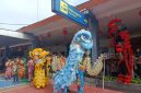 Atraksi Barongsai meriahkan Tahun Baru Imlek 2577 di Stasiun Madiun, Selasa (17/2/2026)