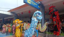 Atraksi Barongsai meriahkan Tahun Baru Imlek 2577 di Stasiun Madiun, Selasa (17/2/2026)