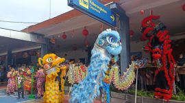Atraksi Barongsai meriahkan Tahun Baru Imlek 2577 di Stasiun Madiun, Selasa (17/2/2026)