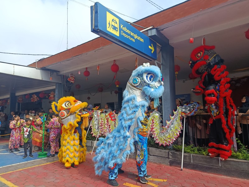 Atraksi Barongsai meriahkan Tahun Baru Imlek 2577 di Stasiun Madiun, Selasa (17/2/2026)