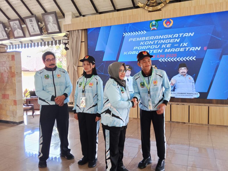 Bupati Magetan Nanik Endang Rusminiarti didampingi Ketua KONI Magetan Bambang Trianto berangkatkan atlet ke Porprov 2025