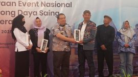 Kadisbudpar Magetan Joko Trihono menerima cinderamata dari Kementerian Pariwisata Republik Indonesia. Foto: istimewa