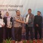 Kadisbudpar Magetan Joko Trihono menerima cinderamata dari Kementerian Pariwisata Republik Indonesia. Foto: istimewa