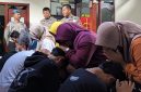 Belasan remaja yang terlibat balap liar di Pilangkenceng meminta maaf kepada orang tua masing-masing saat pembinaan oleh Satlantas Polres Madiun di Polsek Pilangkenceng. 