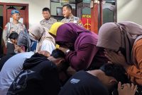 Belasan remaja yang terlibat balap liar di Pilangkenceng meminta maaf kepada orang tua masing-masing saat pembinaan oleh Satlantas Polres Madiun di Polsek Pilangkenceng. 