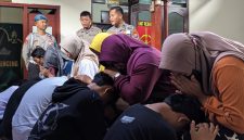 Belasan remaja yang terlibat balap liar di Pilangkenceng meminta maaf kepada orang tua masing-masing saat pembinaan oleh Satlantas Polres Madiun di Polsek Pilangkenceng.