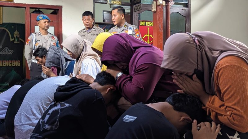 Belasan remaja yang terlibat balap liar di Pilangkenceng meminta maaf kepada orang tua masing-masing saat pembinaan oleh Satlantas Polres Madiun di Polsek Pilangkenceng. 