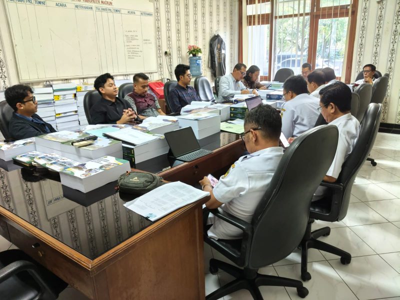 Komisi B DPRD Kabupaten Madiun menggelar rapat dengar pendapat bersama Dinas Sosial dan Dinas Kesehatan Kabupaten Madiun pada Rabu (11/3/2026).