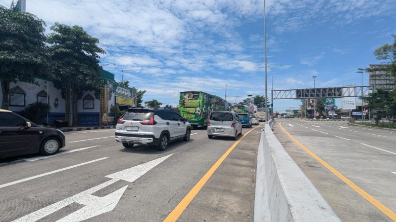 Arus lalu lintas kendaraan di exit tol Dumpil, Madiun, terpantau ramai lancar, Kamis (19/3/2026) siang. 