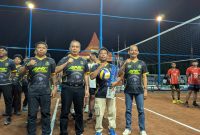 Bupati Madiun Hari Wuryanto (dua dari kiri), Dandim Madiun Letkol Inf. I Nyoman Adhisaputra (paling kiri), anggota Fraksi PDI Perjuangan DPRD Kabupaten Madiun Budi Wahono (paling kanan), dan ketua panitia turnamen Candimulyo Cup II Tahun 2026 melakukan sesi foto bareng sebelum pertandingan pembuka dimulai. 