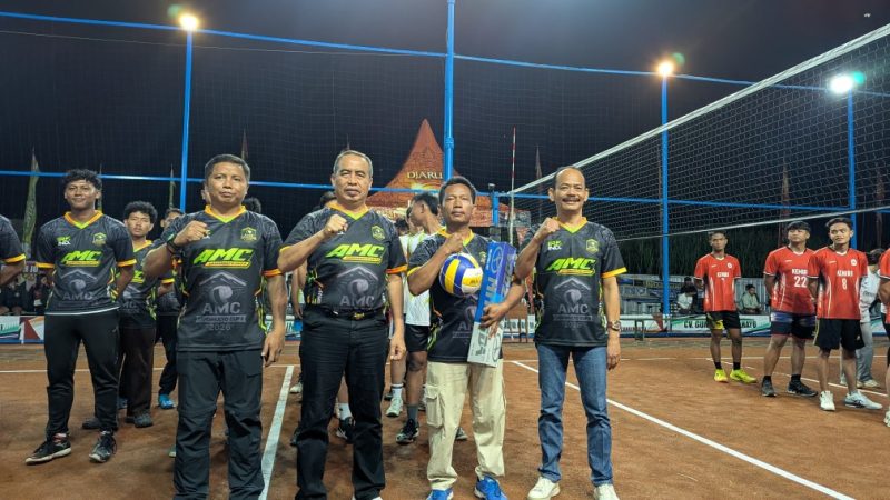 Bupati Madiun Hari Wuryanto (dua dari kiri), Dandim Madiun Letkol Inf. I Nyoman Adhisaputra (paling kiri), anggota Fraksi PDI Perjuangan DPRD Kabupaten Madiun Budi Wahono (paling kanan), dan ketua panitia turnamen Candimulyo Cup II Tahun 2026 melakukan sesi foto bareng sebelum pertandingan pembuka dimulai. 