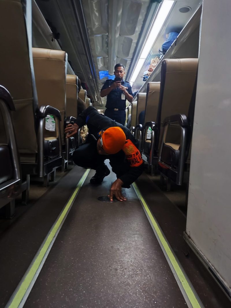 Petugas KAI menyisir keberadaan ular cincin emas di dalam KA Kertanegara. Foto : istimewa