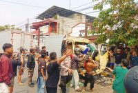 Truk boks hantam bus di Caruban, Kabupaten Madiun, sopir truk terjepit badan truk, evakuasi berlangsung dramatis, Selasa (7/4/2026) 