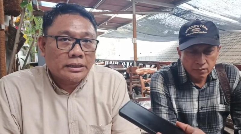 Kuasa hukum korban, Wahyu Dhita Putranto (kiri), saat gelar press release di Warung Latte, Kota Madiun, Sabtu (18/4/2026) 