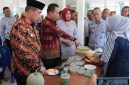 Bupati Madiun Hari Wuryanto didampingi Wabup Madiun dr. Purnomo Hadi memantau langsung bimbingan teknis (bimtek) pengolahan melon yang digelar di Balai Desa Krandegan, Kecamatan Kebonsari, Selasa (21/4/2026).