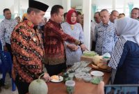 Bupati Madiun Hari Wuryanto didampingi Wabup Madiun dr. Purnomo Hadi memantau langsung bimbingan teknis (bimtek) pengolahan melon yang digelar di Balai Desa Krandegan, Kecamatan Kebonsari, Selasa (21/4/2026).
