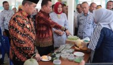 Bupati Madiun Hari Wuryanto didampingi Wabup Madiun dr. Purnomo Hadi memantau langsung bimbingan teknis (bimtek) pengolahan melon yang digelar di Balai Desa Krandegan, Kecamatan Kebonsari, Selasa (21/4/2026).