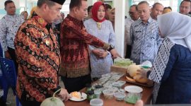 Bupati Madiun Hari Wuryanto didampingi Wabup Madiun dr. Purnomo Hadi memantau langsung bimbingan teknis (bimtek) pengolahan melon yang digelar di Balai Desa Krandegan, Kecamatan Kebonsari, Selasa (21/4/2026).