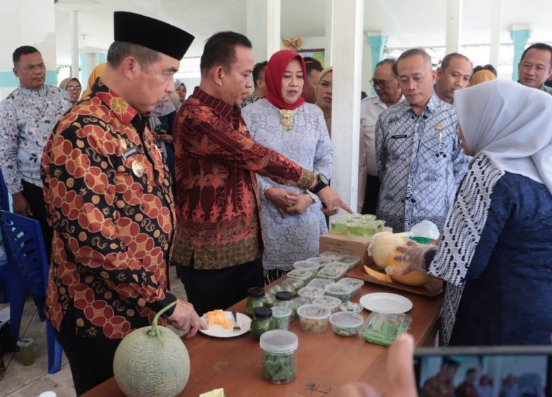 Bupati Madiun Hari Wuryanto didampingi Wabup Madiun dr. Purnomo Hadi memantau langsung bimbingan teknis (bimtek) pengolahan melon yang digelar di Balai Desa Krandegan, Kecamatan Kebonsari, Selasa (21/4/2026).