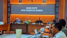 Komisi D DPRD Kabupaten Madiun panggil manajemen perusahaan dalam Rapat Dengar Pendapat (RDP), Rabu (29/4/2026), sebagai respons atas laporan dugaan penahanan ijazah yang ramai disorot publik.