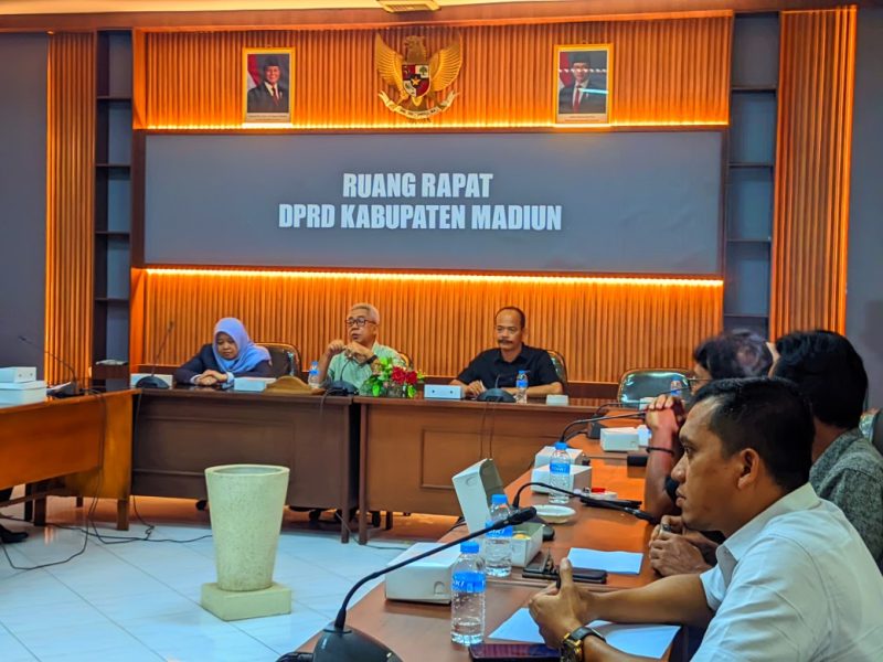 Komisi D DPRD Kabupaten Madiun panggil manajemen perusahaan dalam Rapat Dengar Pendapat (RDP), Rabu (29/4/2026), sebagai respons atas laporan dugaan penahanan ijazah yang ramai disorot publik.