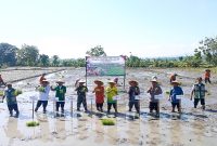 Gerakan Percepatan Tanam Serempak seluruh Kota dan Kabupaten se-Jawa Timur yang digelar di Desa Sumberejo, Kecamatan Madiun, Kamis (23/4/2026).