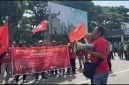Ketua SBMR, Aris Budiono berorasi saat unjuk rasa May Day di Alun-alun Kota Madiun, Jumat (1/5/2026) 