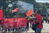 Ketua SBMR, Aris Budiono berorasi saat unjuk rasa May Day di Alun-alun Kota Madiun, Jumat (1/5/2026) 