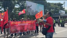 Ketua SBMR, Aris Budiono berorasi saat unjuk rasa May Day di Alun-alun Kota Madiun, Jumat (1/5/2026) 