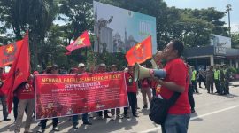 Ketua SBMR, Aris Budiono berorasi saat unjuk rasa May Day di Alun-alun Kota Madiun, Jumat (1/5/2026) 