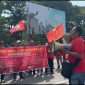 Ketua SBMR, Aris Budiono berorasi saat unjuk rasa May Day di Alun-alun Kota Madiun, Jumat (1/5/2026) 