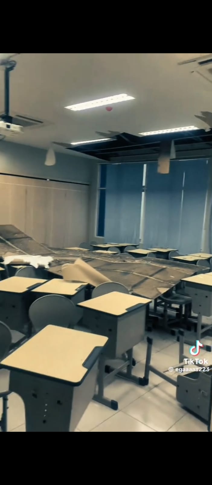 Tangkapan layar ambrolnya atap salah satu ruang kuliah di kampus Politeknik Negeri Madiun, Kamis (30/4/2026) yang diunggah di TitTok oleh akun @egakurniawan