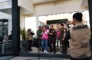 Ketua DPRD Magetan, Sutarno, digelandang petugas usai ditetapkan sebagai tersangka dugaan korupsi dana hibah pokir