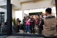 Ketua DPRD Magetan, Sutarno, digelandang petugas usai ditetapkan sebagai tersangka dugaan korupsi dana hibah pokir