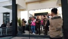 Ketua DPRD Magetan, Sutarno, digelandang petugas usai ditetapkan sebagai tersangka dugaan korupsi dana hibah pokir