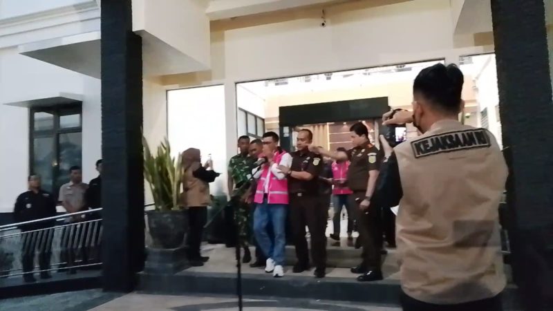 Ketua DPRD Magetan, Sutarno, digelandang petugas usai ditetapkan sebagai tersangka dugaan korupsi dana hibah pokir