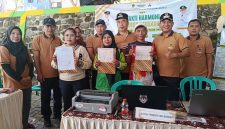 Masyarakat memanfaatkan layanan perpajakan yang disediakan Badan Pendapatan Daerah (Bapenda) Kabupaten Madiun dalam Bahana Bersahaja di Desa Bodag