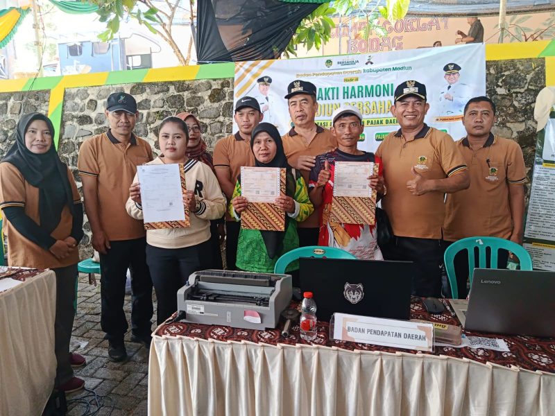 Masyarakat memanfaatkan layanan perpajakan yang disediakan Badan Pendapatan Daerah (Bapenda) Kabupaten Madiun dalam Bahana Bersahaja di Desa Bodag